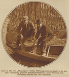 872520 Afbeelding van twee leden van de Utrechtse visclub 'De Hengelsport', die 3000 jonge snoekjes uitzetten in de ...